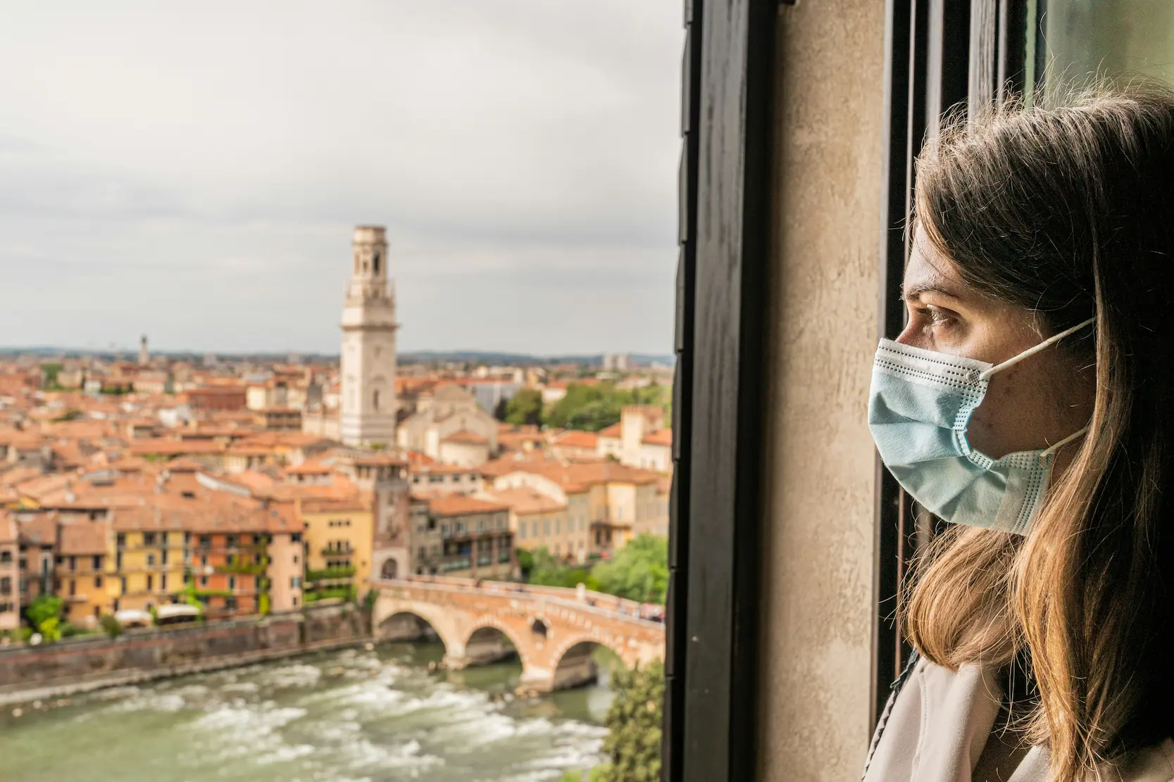 Frau mit Maske - Symbolbild Reiseversicherungen