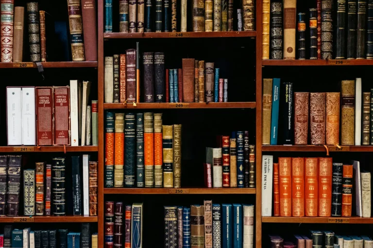 bücherregal Symbolbild Rechtsschutzversicherung