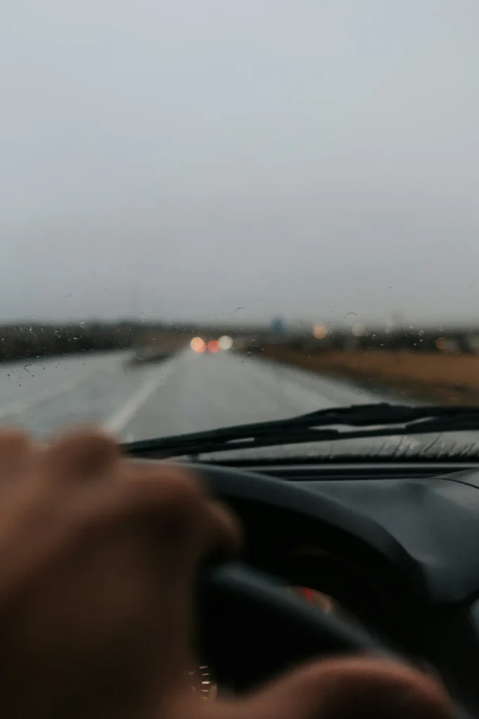 fahrer im auto - symbolbild KFZ-Versicherung