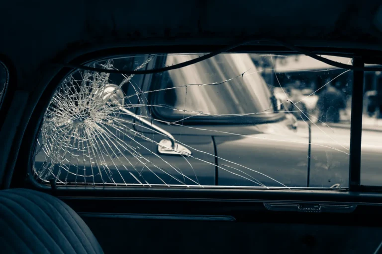 kaputte autoscheibe-symbolbild KFZ-Versicherung