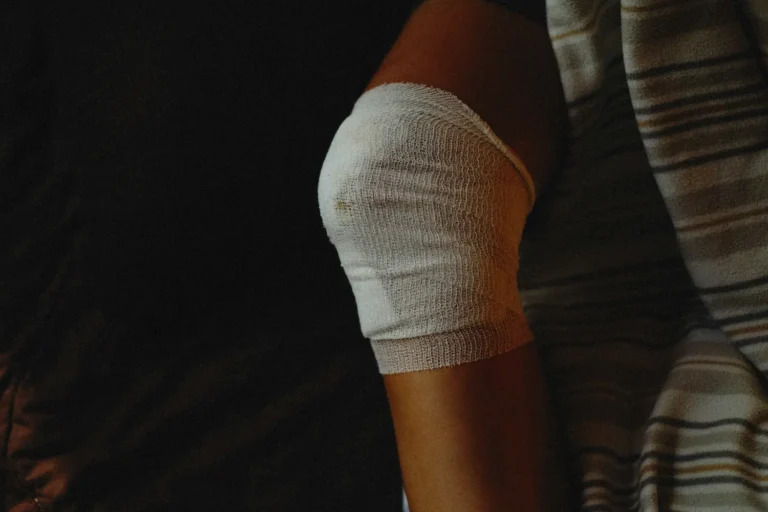 knie bandagiert Unfallversicherung