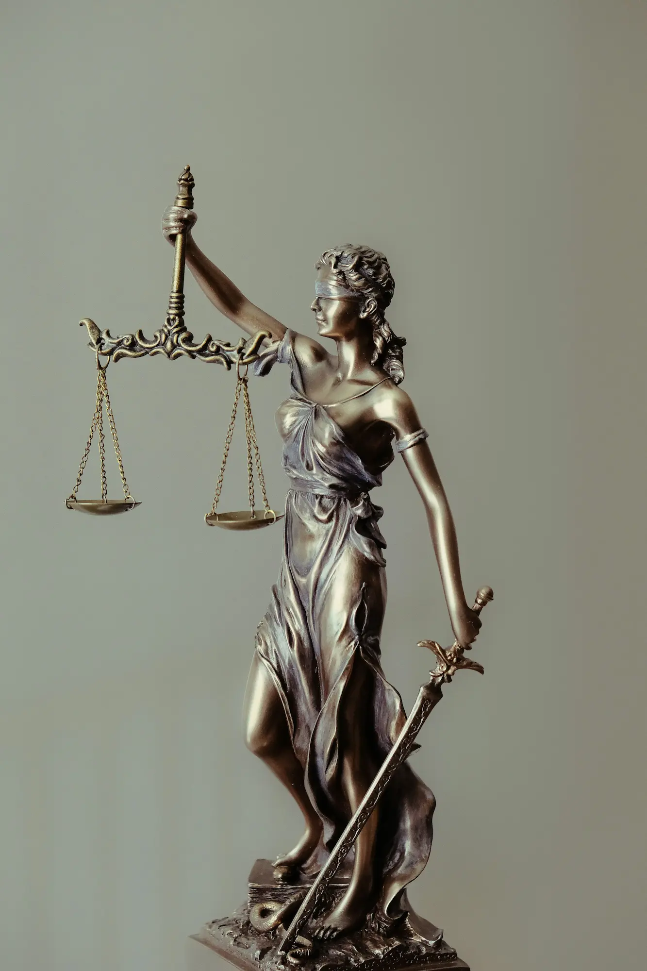 statue Symbolbild Rechtsschutzversicherung