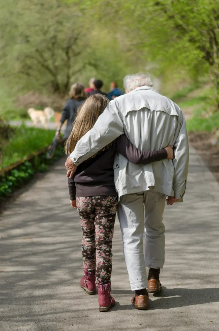 alte person mit junger person symbolbild erwerbsunfähigkeitsversicherung