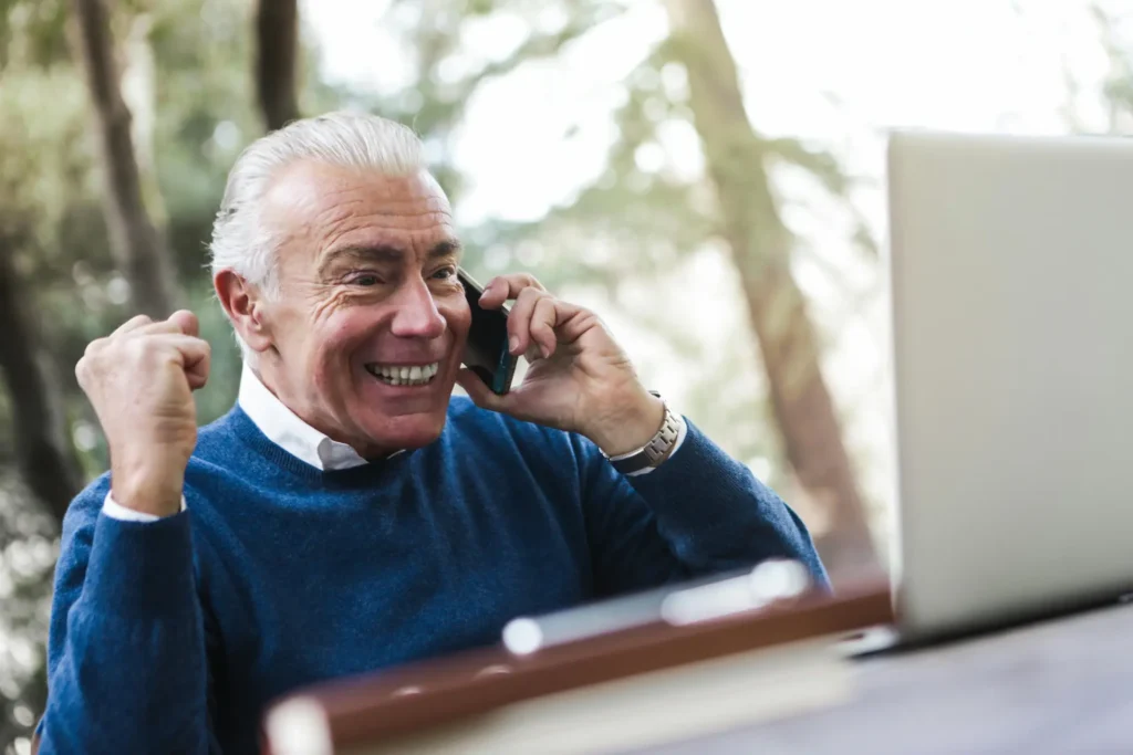alter mann am telefon symbolbild Versicherungsmakler in Karlsruhe und Pforzheim